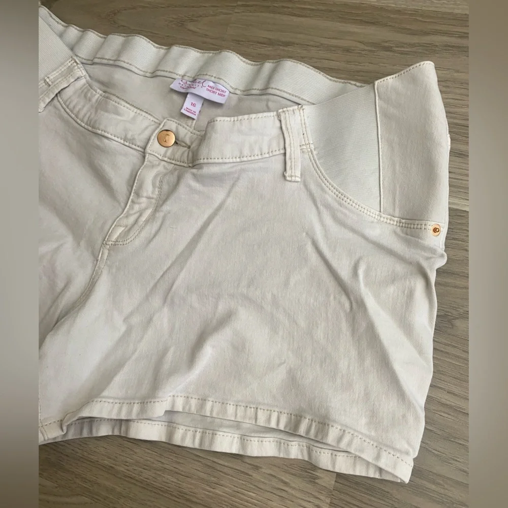Maternity Shorts - Picture 14 of 15